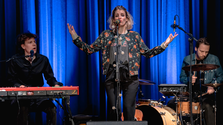 Lina Button und Band