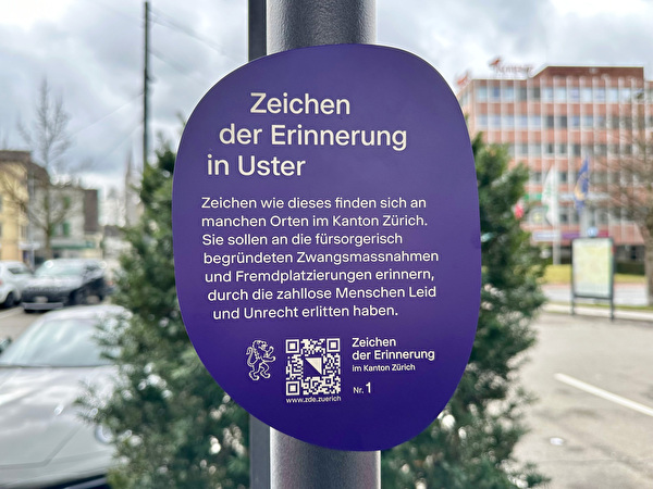 Violette Informationstafel erinnert an Betroffene von Zwangsmassnahmen