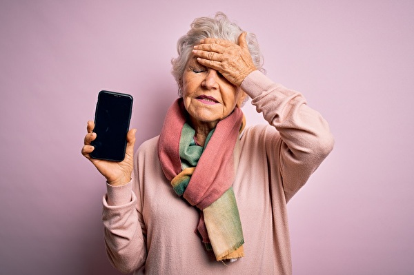 Frau mit Handy in der Hand