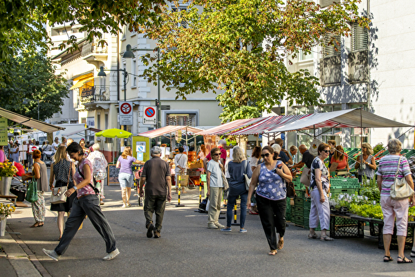 Personen während des Märts im Stadtzentrum
