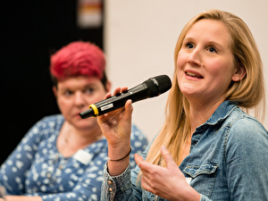 Podiumsgast: Milena Eberhard, aus der Stadtbibliothek Uster, spricht über die Herausforderungen  von der Umsetzung der Einfachen Sprache. Links von ihr sitzt Monica Utzinger. 