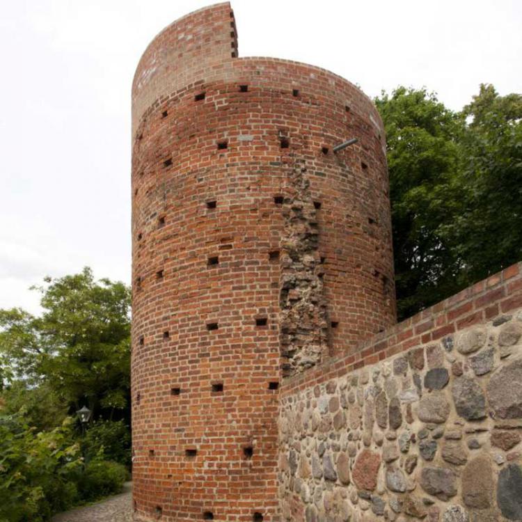 Pulverturm mit Stadtmauerteil
