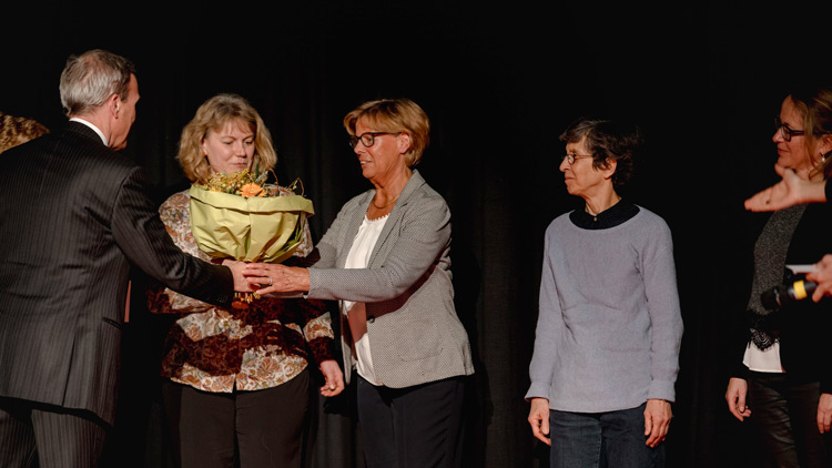Blumenübergabe an den Frauenverein