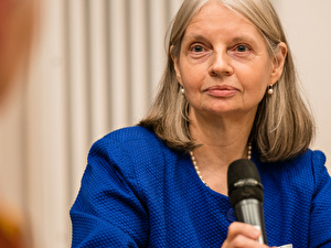 Podiumsgast: Bèatrice Christiane Röthlisberger, Expertin in eigener Sache, spricht  über die Plakat-Aktion von 2022. 