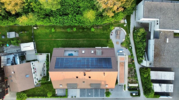 Bild eines Mehrfamilienhauses mit einer Photovoltaik-Anlage