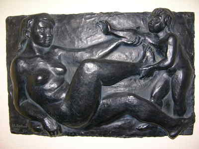 Mutter und Kind, 1955, Bronzerelief, 35 x 54 cm