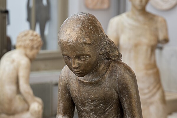 Walter Huser (1903 –1981), Atelieraufnahme Lesendes Mädchen, Bronze, 1974. Foto: Ullmann.Photography, 2025
