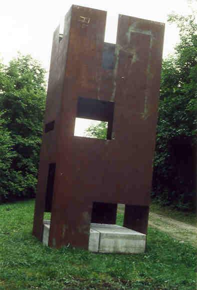 Beat Zoderer, Wettingen
(Leihgabe des Kantons Aargau)

zerstörung des zimmers
der Zeit....
der zweck wofür eine arbeit gemacht wird ist nicht mit jenem zweck identisch zu dem sie verwertet wird...
die erkenntnis kann an einem andern ort gebraucht werden also wo sie gefunden wurde.....
(Berthold Brecht/Heiner Müller)


Material: Stahlblech, eingelegter Betonsockel