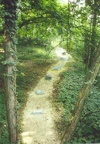 Theodor Huser, Wettingen
(gestiftet durch die Stadt Baden) 

Meine Steine sind ein Ausdruck der reinen Freude am Bilden und Erfinden, aber auch eine Uebung im Stehenlassenkönnen, im Nichteingreifen. So führt der Weg zur Natur über die Kunst und daran soll man gar nicht so leicht vorbeikommen.

Material: Stein, Gotthardserpentin