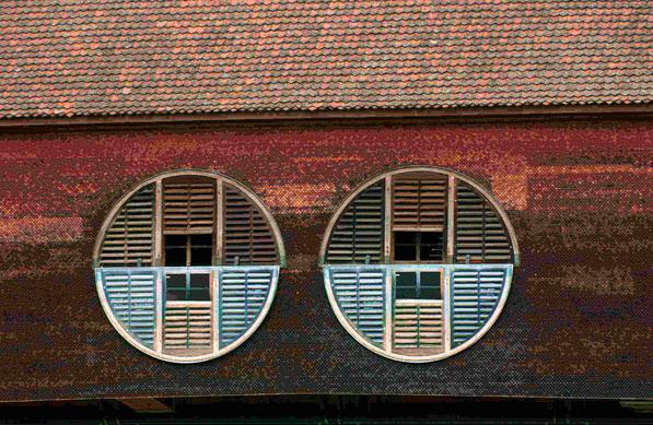 Vincenzo Baviera

Standort: Holzbrücke Baden

Foto auf Stahlblech; die 4 halbkreisförmigen Gitterfenster werden zu Augen, Wächter des Flussübergangs, zwischen Wunsch und Realität