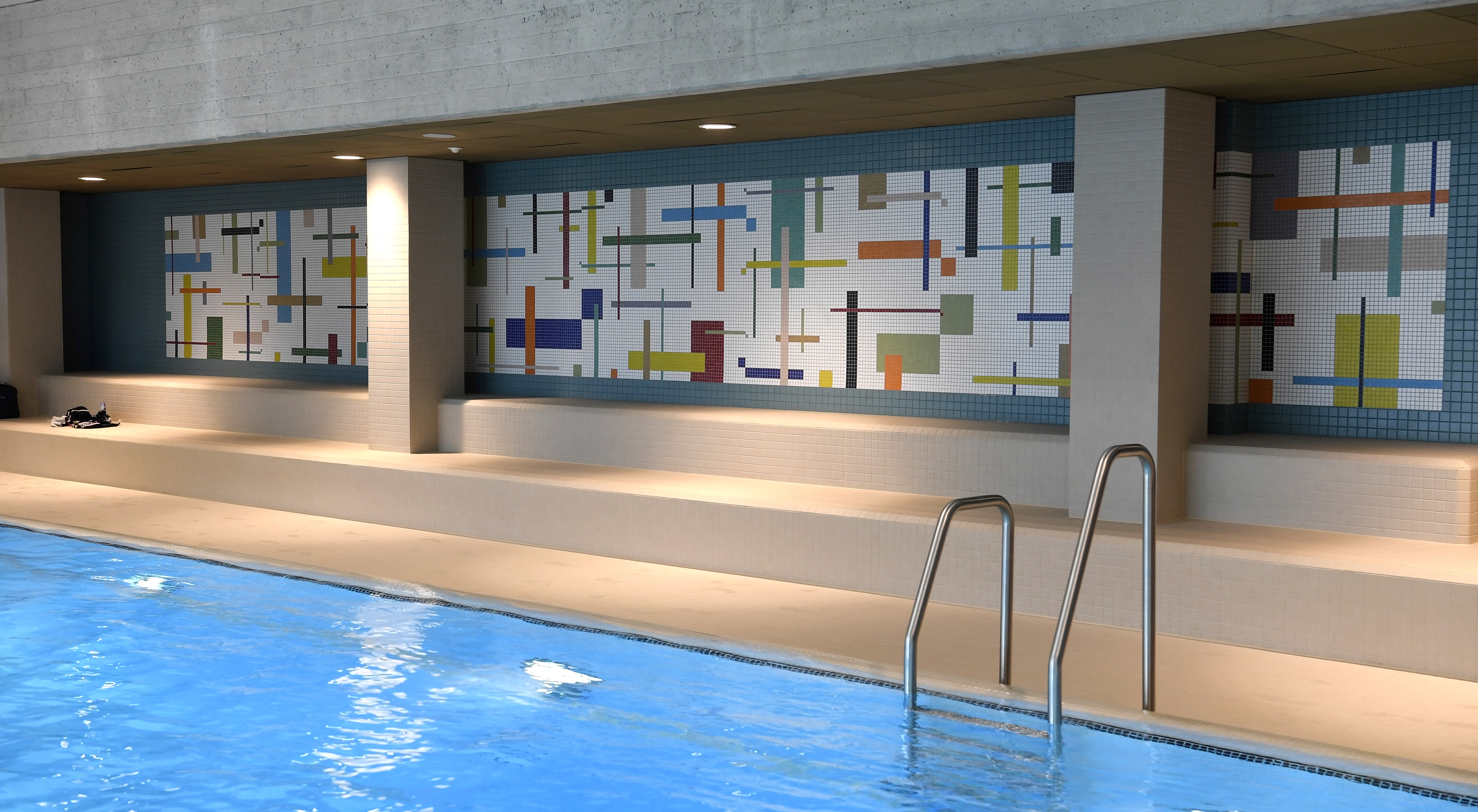 Malewitsch, 2020, Glasmosaik ausgefugt, 125 x 1190 cm, Kunst am Bau Tägi Hallenbad