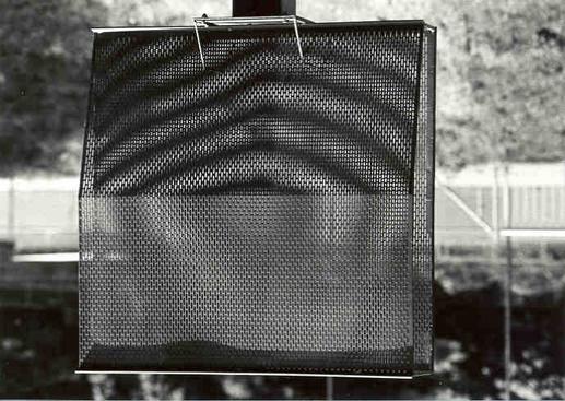 Werner Witschi, Bolligen
(gestiftet durch die Stadt Baden)

Der Künstler untersucht, was geschieht, wenn zwei Rechteck-Lochbleche in der Mitte abgekantet und das zweite zum ersten um 90 Grad gedreht wird? Das Resultat ist immer eine Ueberraschung. Die Moirés, die man in der Durchsicht sieht, sind ein sehr lebendiges optisches Spiel.

Material: Eisenblech