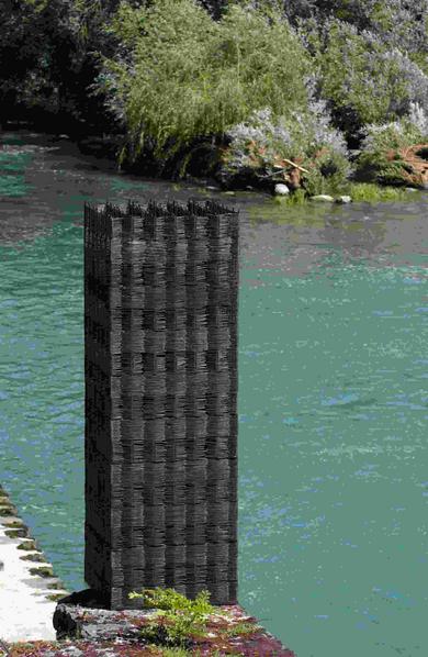 Markus Zeller

Standort: beim Auesteg, auf Schutzmauer der Fischtreppe

Zu turmartiger Skulptur geflochtenes Eisen; durch Licht und Gegenlicht wird der Blick des sich bewegenden Betrachters in die Tiefe geführt.