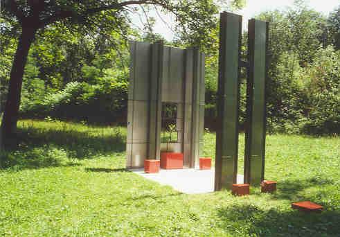 Ursula Hirsch, Zürich
(gestiftet durch den Kanton Zürich)

Die Künstlerin hat als Standort die langgezogene schmale Schafweide zwischen Limmat und Klostermauer gewählt. Die Installation fügt sich dort in die Reihe alter Nussbäume ein. Zwei Wände richten sich nach Norden und Süden.

Material: Metall-Halbfabrikate