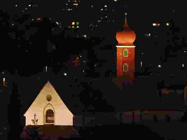 Klosterturm beleuchtet bei Nacht