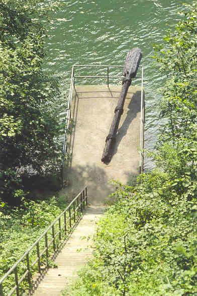 Hans Thomann, St.Gallen
(Ankauf der Stiftung für Ostschweizer Kunstschaffen)

Hier auf der Juli-Loch Insel hat Hans Thomann einen sinnvollen Standort gefunden, um ein ganzen Ruderbündel zu platzieren. Die Grösse von 5,5 m überrascht ebenso wie die Schnürung. Die Herkunft bleibt rätselhaft und wirft die Frage nach dem geheimnisvollen, entschwundenen Boots auf, das diese Ruder hier gelassen hat. Hans Thomann will mit dem Ruderbündel kein spektakuläres Werk schaffen. Anregend für diejenigen, die sich auf seine Fragen einlassen, hinuntersteigen und seine Grösse und Oberfläche erleben. 

Material: Ferrozement um ein Chromstahlgerüst