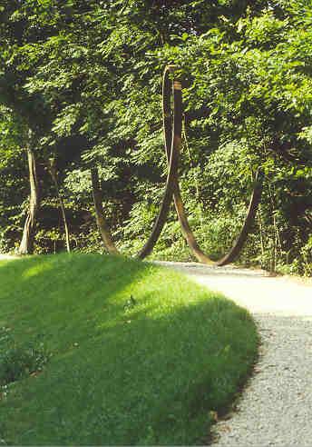 Toni Calzaferri, St. Margarethen
(gestiftet durch die Elbatex, Wettingen)

Es fängt dort an, wo man meint, es habe noch nicht angefangen dabei hat es nie angefangen.

Und es hört dort auf, wo man meint, es hätte längst aufgehört,dabei hört es gar nie auf.

Material: Eisen