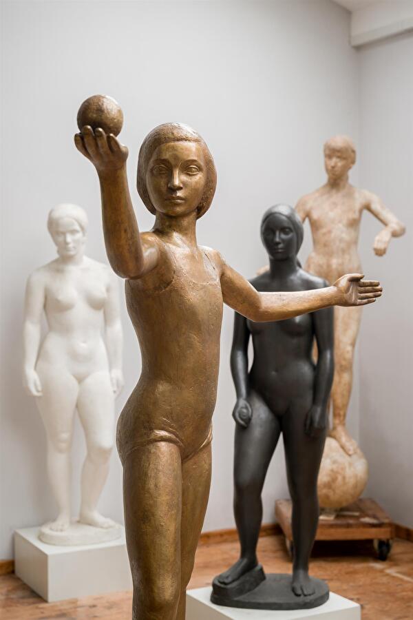 Walter Huser (1903 –1981), Atelieraufnahme Mädchen mit Ball in Bronze, 1967. Foto: Ullmann.Photography, 2024