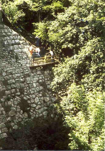 Mariann Grunder, Rubigen
(mit Unterstützung der SBB und ABB)

Durch die Kalksteinwand des nordwestlichen Widerlagers an der Eisenbahnbrücke wurde die Künstlerin angeregt, mit Material und Form zu arbeiten. Sie nimmt das unregelmässige Dreieck der Wand als Grundform in verkleinertem Massstab auf. An der sichtbarsten Stelle im obersten Drittel lässt sie über sieben Schienenstufen leicht aus der Wand heraus zu einer flachen Pyramide anwachsen.

Material: Aluminium
