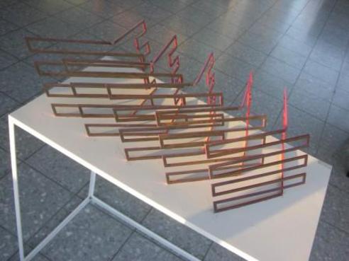 Signal, 2005, Cortenstahl bemalt, 5-teilig