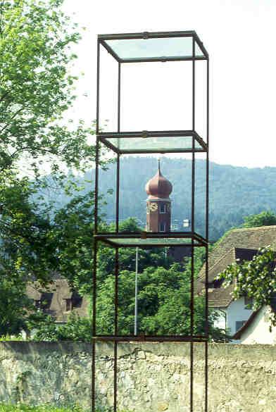 Gianfredo Camesi, Paris/Tessin
(gestiftet durch die Nordostschweizerischen Kraftwerke (NOK) AG, Baden)

Der Künstler schreibt dazu:
Histoire verticale
Histoire d’homme du rêve de Jacob
A la Conquête de l’espace
du clocher du village
à Manhattan World Center
Gravitation solaire
des quatres Saison


Material: Eisen und Glas