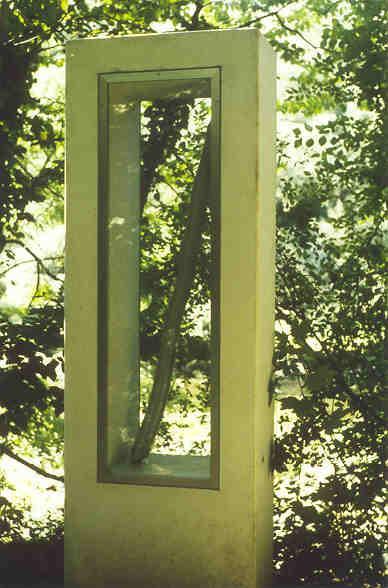 Anton Egloff, Luzern
(gestiftet durch Ascom Zürich)

An Kreuzwegen sind wir uns die Bildstöcke gewohnt. Kapellen und hausartige Bauten als Gebetsstationen gedacht, bergen Heiligenfiguren mit biblischen Geschehnissen. Dort wie hier schreiten wir einen Weg ab, von Station zu Station – halten an – schauen. Anton Egloff nimmt mit seinem Bildstock am Kulturweg die traditionelle kunstform des Stationsweges auf, gibt ihm aber einen neuen, zeitgemässen Inahlt. Am Restwasser haben sich neue Naturformen etabliert, zwischen Weg und Fluss wachsen Bäume und Büsche, nicht gerade und stolz, sondern gewunden wie die Wachstumslinie.

Material: Beton, Glas, Holz, Alu