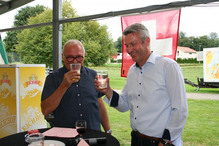 ...es stehen noch Reden an...