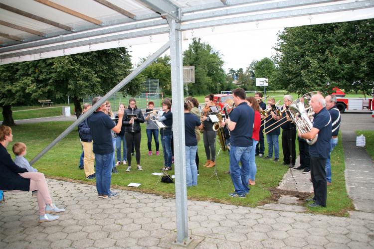 ..die Musik spielt auf...