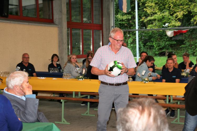 Hugo mit seinem neuen Ball