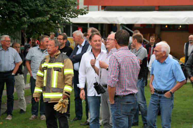 Feldstecher im Anschlag..