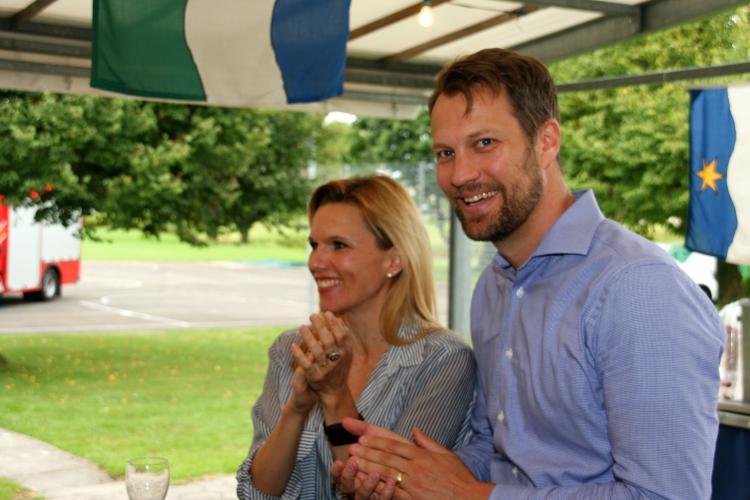 Familie freut sich mit