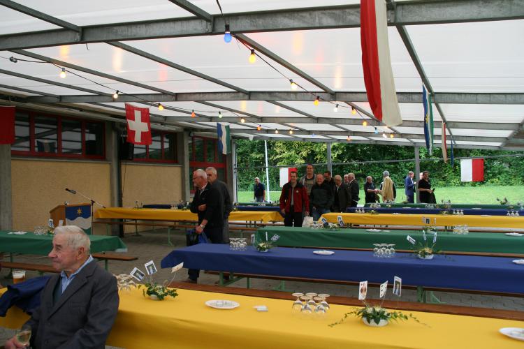 Langsam treffen die Gäste ein