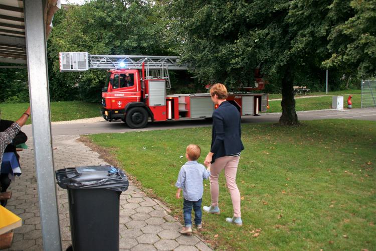 ..Das Fahrzeug fasziniert den kleinen Schatz...