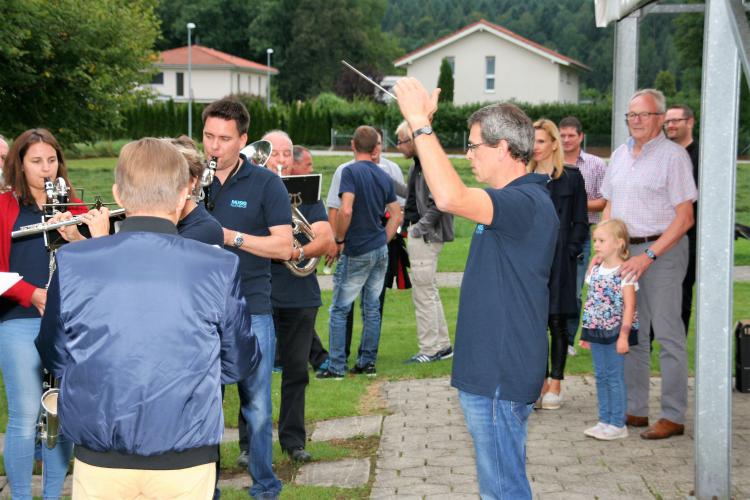 ..Mani dirigiert hochkonzentriert...