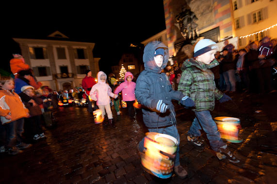 EinEin wahrlich würdiger Start in die Adventzeit: Am Samstag, 3. Dezember, zog der Samichlaus mit Gefolge feierlich durchs Dorf. Fanfaren, Schmutzlis, Tiere und Kinder mit Laternen begleiteten den gütigen Bischof. Seit genau 100 Jahren pflegt die Nächstenliebe in Altdorf  den Samichlaus-Brauch. Beliebt bei Gross und Klein, bringt der blau gewandete Chlaus noch immer besinnliche Gedanken in die Stuben der Altdorferinnen und Altdorfer. 
