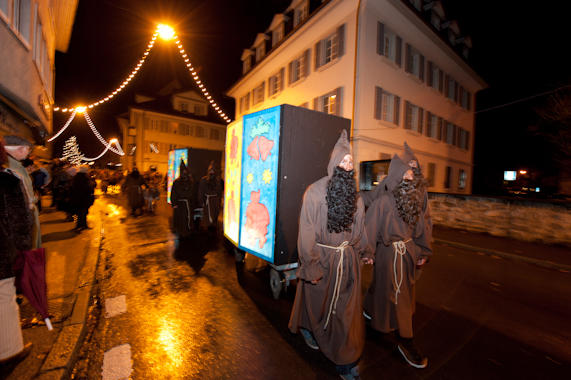 Ein wahrlich würdiger Start in die Adventzeit: Am Samstag, 3. Dezember, zog der Samichlaus mit Gefolge feierlich durchs Dorf. Fanfaren, Schmutzlis, Tiere und Kinder mit Laternen begleiteten den gütigen Bischof. Seit genau 100 Jahren pflegt die Nächstenliebe in Altdorf  den Samichlaus-Brauch. Beliebt bei Gross und Klein, bringt der blau gewandete Chlaus noch immer besinnliche Gedanken in die Stuben der Altdorferinnen und Altdorfer. 