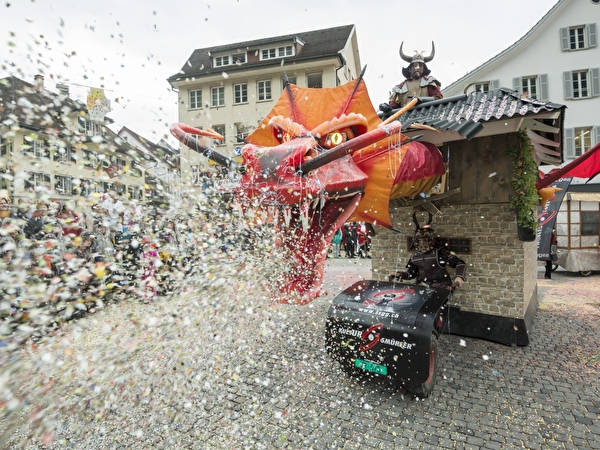 Drache speit Konfetti auf dem Rathausplatz.