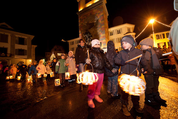 Ein wahrlich würdiger Start in die Adventzeit: Am Samstag, 3. Dezember, zog der Samichlaus mit Gefolge feierlich durchs Dorf. Fanfaren, Schmutzlis, Tiere und Kinder mit Laternen begleiteten den gütigen Bischof. Seit genau 100 Jahren pflegt die Nächstenliebe in Altdorf  den Samichlaus-Brauch. Beliebt bei Gross und Klein, bringt der blau gewandete Chlaus noch immer besinnliche Gedanken in die Stuben der Altdorferinnen und Altdorfer. 