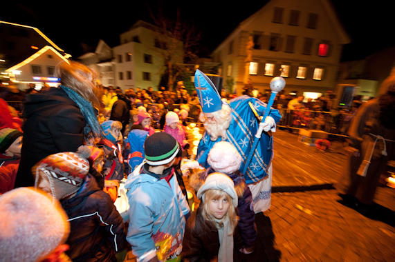 Ein wahrlich würdiger Start in die Adventzeit: Am Samstag, 3. Dezember, zog der Samichlaus mit Gefolge feierlich durchs Dorf. Fanfaren, Schmutzlis, Tiere und Kinder mit Laternen begleiteten den gütigen Bischof. Seit genau 100 Jahren pflegt die Nächstenliebe in Altdorf  den Samichlaus-Brauch. Beliebt bei Gross und Klein, bringt der blau gewandete Chlaus noch immer besinnliche Gedanken in die Stuben der Altdorferinnen und Altdorfer. 