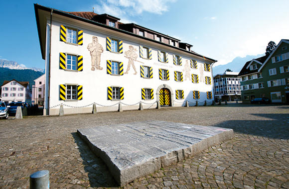 Das Zeughaus beherbergt heute das Haus der Volksmusik. Im Bildvordergrund die Skulptur des renommierten Künstlers Ulrich Rückriem. 