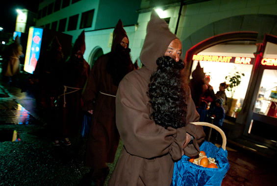 Ein wahrlich würdiger Start in die Adventzeit: Am Samstag, 3. Dezember, zog der Samichlaus mit Gefolge feierlich durchs Dorf. Fanfaren, Schmutzlis, Tiere und Kinder mit Laternen begleiteten den gütigen Bischof. Seit genau 100 Jahren pflegt die Nächstenliebe in Altdorf  den Samichlaus-Brauch. Beliebt bei Gross und Klein, bringt der blau gewandete Chlaus noch immer besinnliche Gedanken in die Stuben der Altdorferinnen und Altdorfer. 