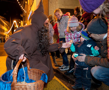 Ein wahrlich würdiger Start in die Adventzeit: Am Samstag, 3. Dezember, zog der Samichlaus mit Gefolge feierlich durchs Dorf. Fanfaren, Schmutzlis, Tiere und Kinder mit Laternen begleiteten den gütigen Bischof. Seit genau 100 Jahren pflegt die Nächstenliebe in Altdorf  den Samichlaus-Brauch. Beliebt bei Gross und Klein, bringt der blau gewandete Chlaus noch immer besinnliche Gedanken in die Stuben der Altdorferinnen und Altdorfer. 