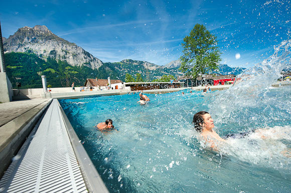 Die jüngste Attraktion in Altdorf: Das Wellenbad bietet grossen Plausch für kleine und grosse Schwimmer.