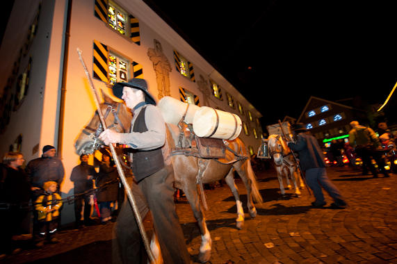 Ein wahrlich würdiger Start in die Adventzeit: Am Samstag, 3. Dezember, zog der Samichlaus mit Gefolge feierlich durchs Dorf. Fanfaren, Schmutzlis, Tiere und Kinder mit Laternen begleiteten den gütigen Bischof. Seit genau 100 Jahren pflegt die Nächstenliebe in Altdorf  den Samichlaus-Brauch. Beliebt bei Gross und Klein, bringt der blau gewandete Chlaus noch immer besinnliche Gedanken in die Stuben der Altdorferinnen und Altdorfer. 
