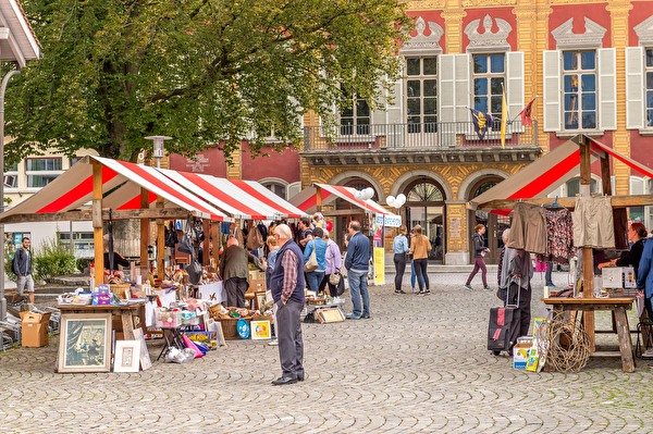 Bunte Marktstände am Altdorfer Flohmarkt