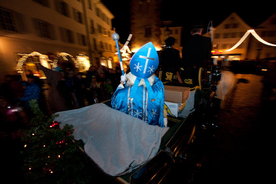 Ein wahrlich würdiger Start in die Adventzeit: Am Samstag, 3. Dezember, zog der Samichlaus mit Gefolge feierlich durchs Dorf. Fanfaren, Schmutzlis, Tiere und Kinder mit Laternen begleiteten den gütigen Bischof. Seit genau 100 Jahren pflegt die Nächstenliebe in Altdorf  den Samichlaus-Brauch. Beliebt bei Gross und Klein, bringt der blau gewandete Chlaus noch immer besinnliche Gedanken in die Stuben der Altdorferinnen und Altdorfer. 