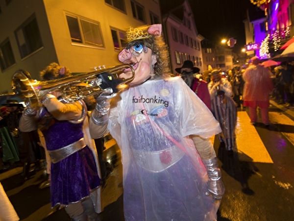 Die Altdorfer Katzenmusik schmettert den Katzenmusikmarsch mitten im Dorf. An der Spitze die Posaunen mit Schweinchenmasken, gefolgt vom langen Zug der Trompeten, Trommler und Pauken.