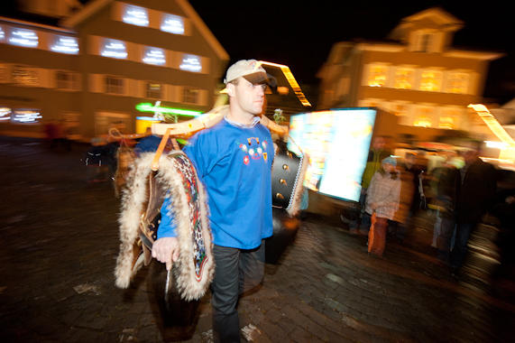 Ein wahrlich würdiger Start in die Adventzeit: Am Samstag, 3. Dezember, zog der Samichlaus mit Gefolge feierlich durchs Dorf. Fanfaren, Schmutzlis, Tiere und Kinder mit Laternen begleiteten den gütigen Bischof. Seit genau 100 Jahren pflegt die Nächstenliebe in Altdorf  den Samichlaus-Brauch. Beliebt bei Gross und Klein, bringt der blau gewandete Chlaus noch immer besinnliche Gedanken in die Stuben der Altdorferinnen und Altdorfer. 