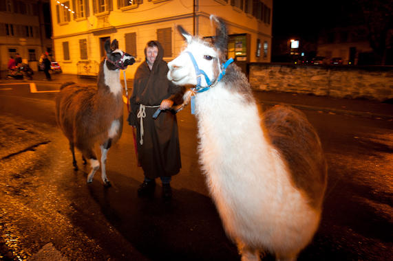 Ein wahrlich würdiger Start in die Adventzeit: Am Samstag, 3. Dezember, zog der Samichlaus mit Gefolge feierlich durchs Dorf. Fanfaren, Schmutzlis, Tiere und Kinder mit Laternen begleiteten den gütigen Bischof. Seit genau 100 Jahren pflegt die Nächstenliebe in Altdorf  den Samichlaus-Brauch. Beliebt bei Gross und Klein, bringt der blau gewandete Chlaus noch immer besinnliche Gedanken in die Stuben der Altdorferinnen und Altdorfer. 