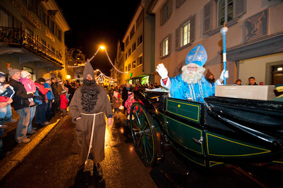 Ein wahrlich würdiger Start in die Adventzeit: Am Samstag, 3. Dezember, zog der Samichlaus mit Gefolge feierlich durchs Dorf. Fanfaren, Schmutzlis, Tiere und Kinder mit Laternen begleiteten den gütigen Bischof. Seit genau 100 Jahren pflegt die Nächstenliebe in Altdorf  den Samichlaus-Brauch. Beliebt bei Gross und Klein, bringt der blau gewandete Chlaus noch immer besinnliche Gedanken in die Stuben der Altdorferinnen und Altdorfer. 